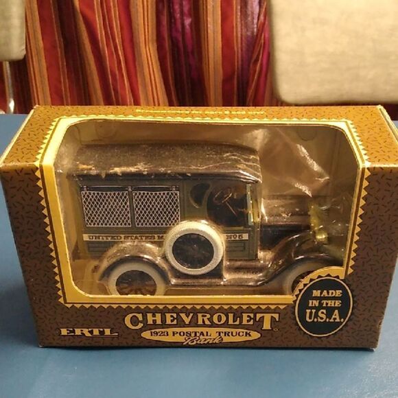 1923 Postal Truck Bank - Black and Green 1/25 scale Ertl Locking Coin Bank - Picture 1 of 6